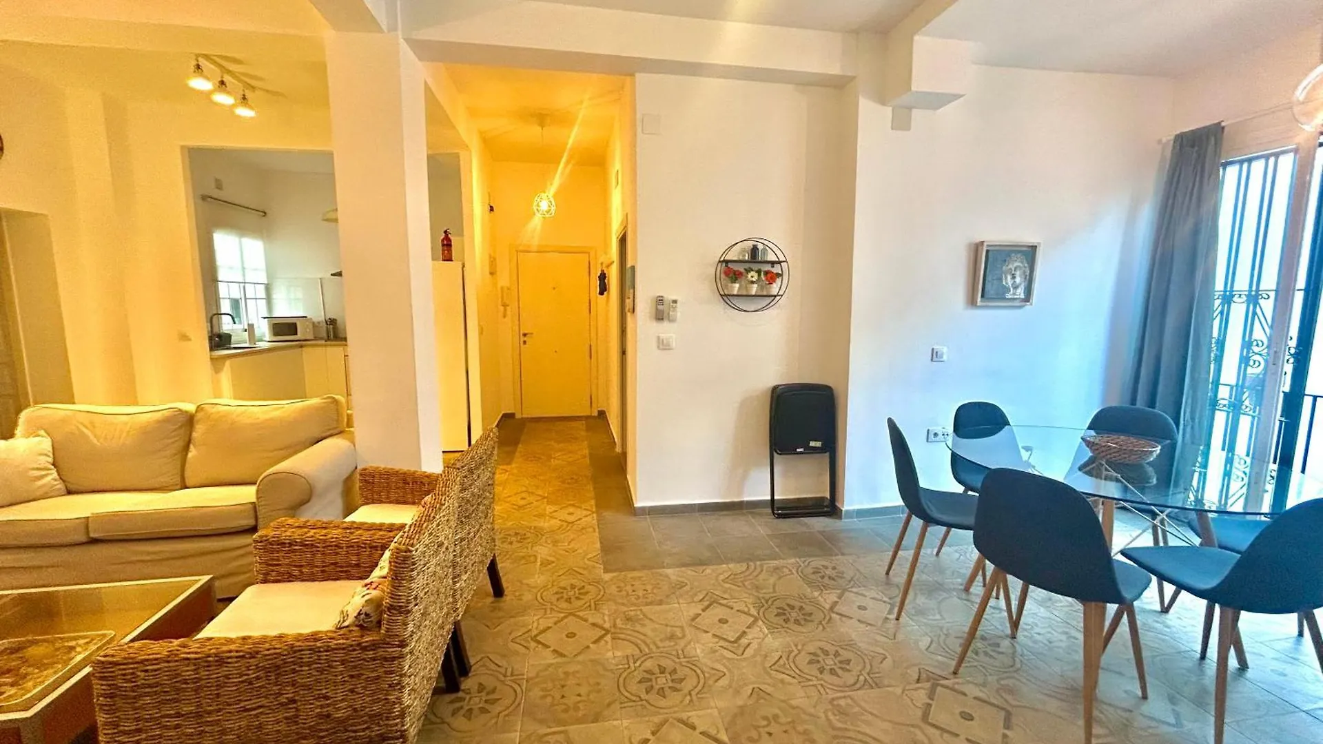 Апартаменты Acogedor Apt 8Pax 4Bdr 2Bth - Cozyhomesevilla1